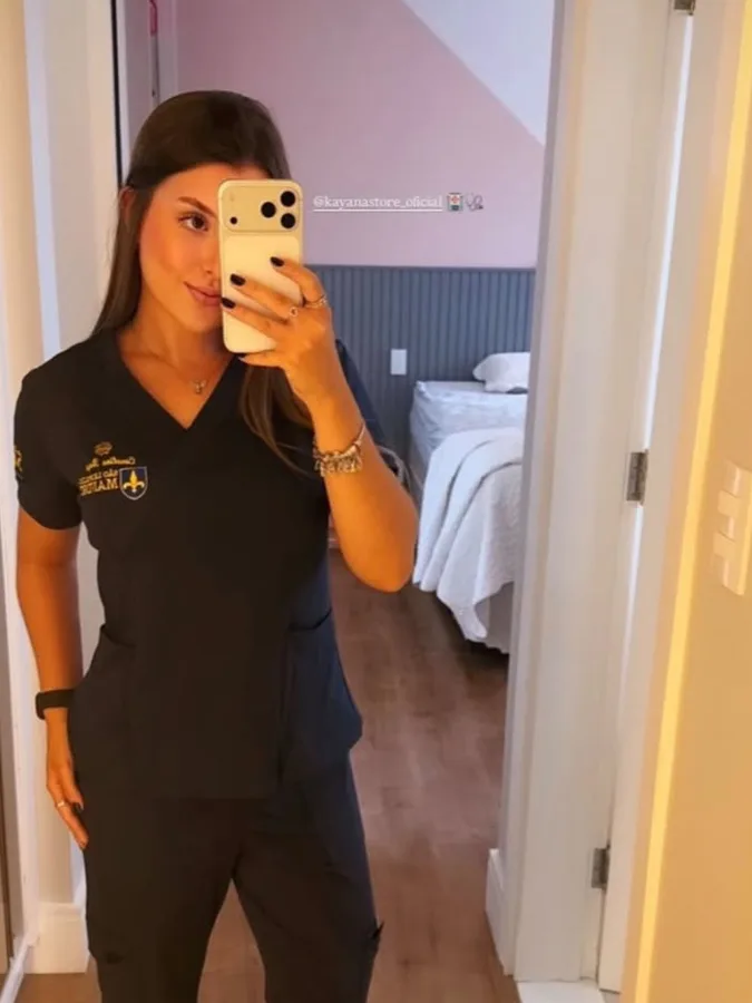 Cliente com scrub Kayana grafite bordado