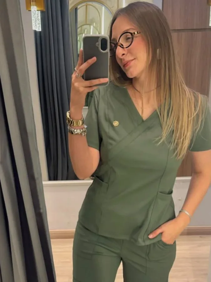 Cliente com scrub Kayana verde no provador da loja